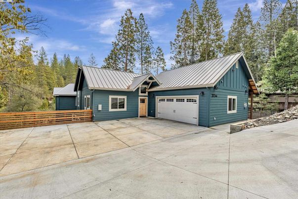 Attached, Exterior, Facade, Ranch