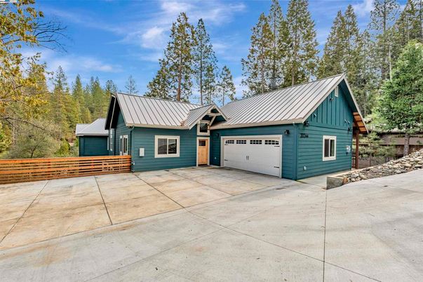 Attached, Exterior, Facade, Ranch