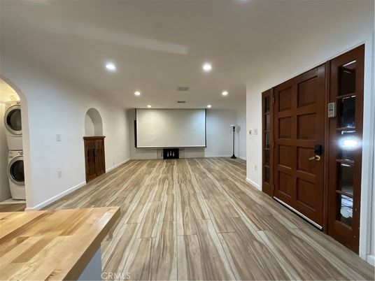 Interior, Recessed Lighting, Washer, Wood Texture Flooring