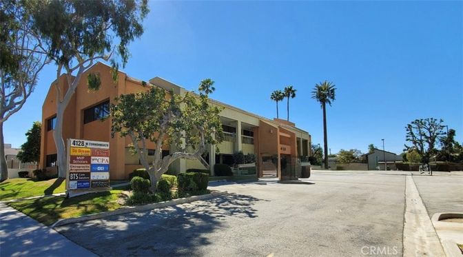 Exterior, Facade, Modern