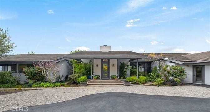 Exterior, Facade, Ranch