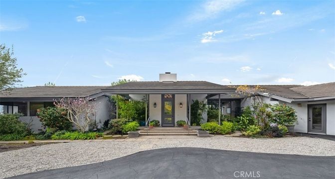Exterior, Facade, Ranch