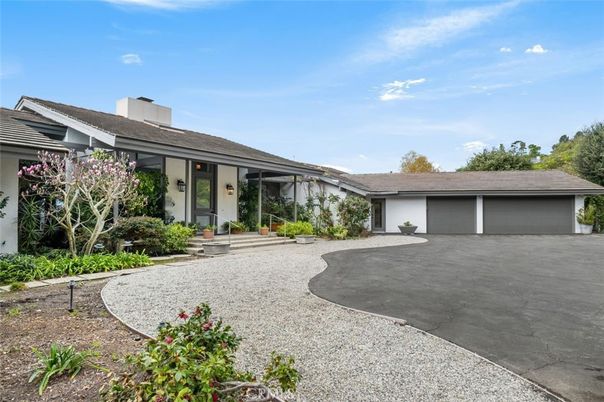 Attached, Exterior, Facade, Ranch