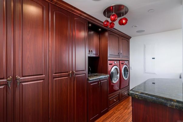 Interior, Recessed Lighting, Washer, Wood Texture Flooring