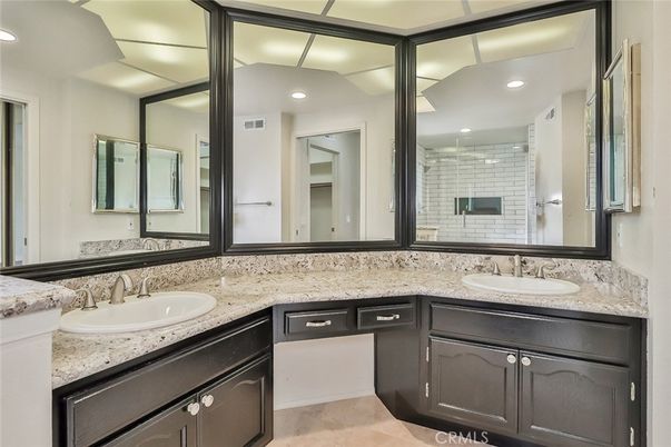 Bathroom, Dual Sink Vanities, Interior, Recessed Lighting