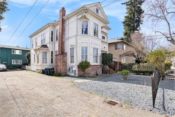 Exterior, Facade, Queen Anne Victorian