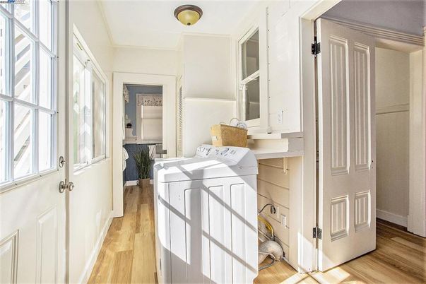 Interior, Washer, Wood Texture Flooring