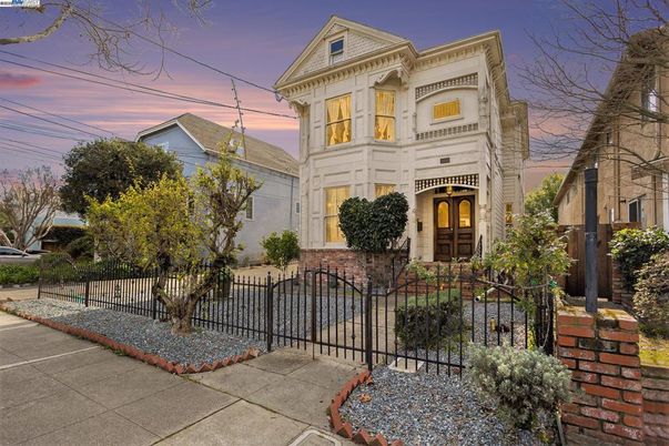 Exterior, Facade, Queen Anne Victorian