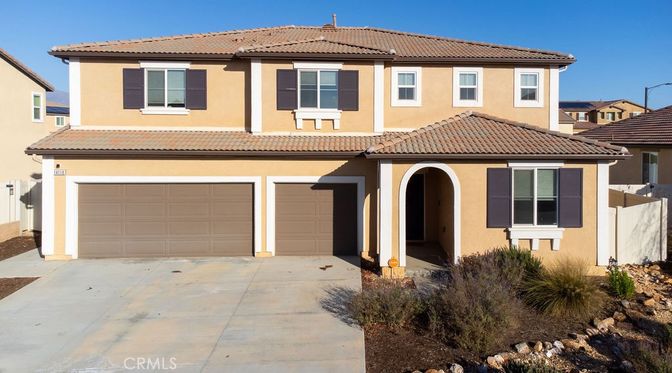 Attached, Exterior, Facade, Mediterranean