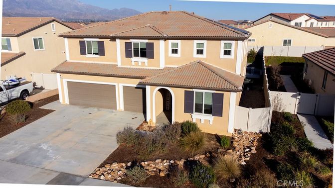 Attached, Exterior, Facade, Mediterranean