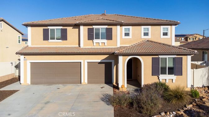 Attached, Exterior, Facade, Mediterranean