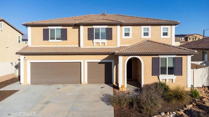 Attached, Exterior, Facade, Mediterranean