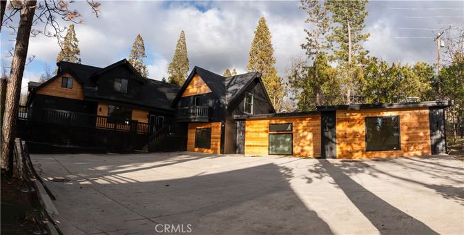 Exterior, Facade, Log Home
