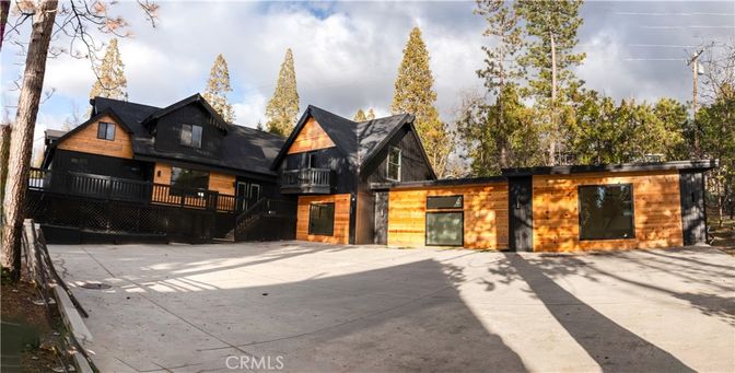 Exterior, Facade, Log Home