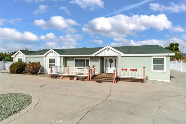 Exterior, Facade, Ranch