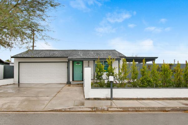 Attached, Exterior, Facade, Ranch