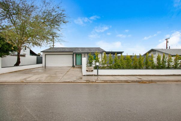 Attached, Exterior, Facade, Ranch