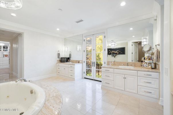 Bathroom, Dual Sink Vanities, Interior, Recessed Lighting