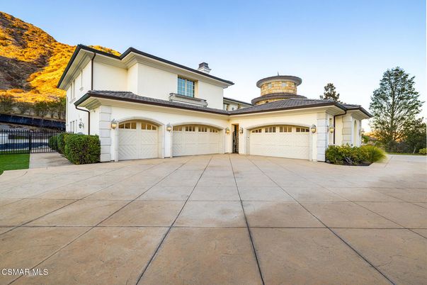 Attached, Exterior, Facade, Mediterranean