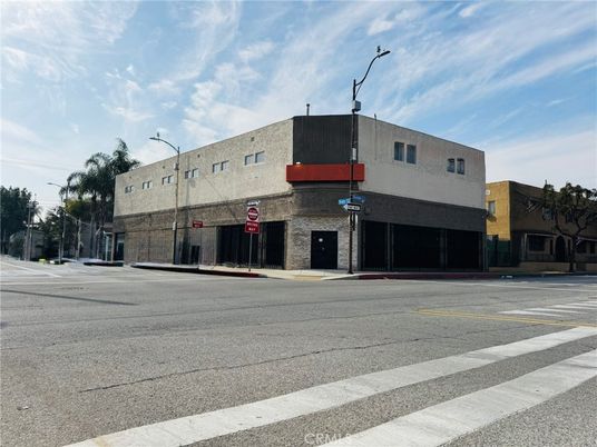 Attached, Exterior, Facade, Modern