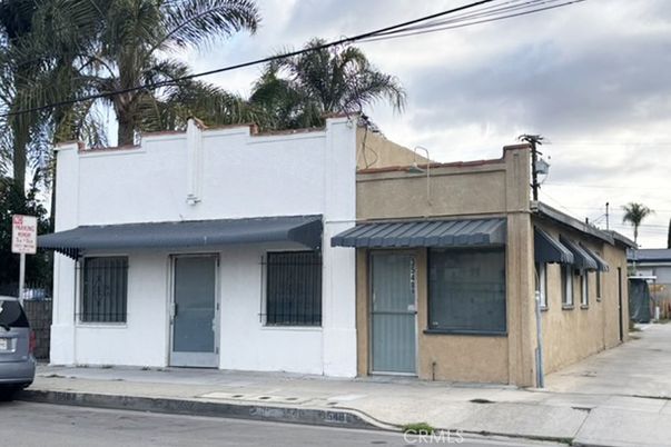 Exterior, Facade, Modern