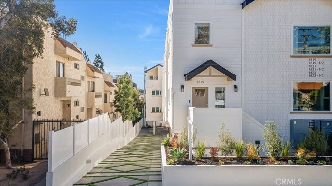 Exterior, Facade, Rowhouse