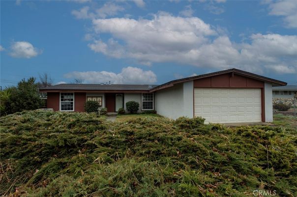 Attached, Exterior, Facade, Ranch