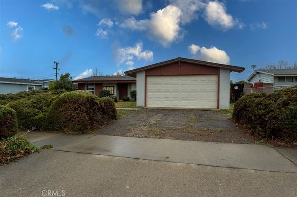 Attached, Exterior, Facade, Ranch