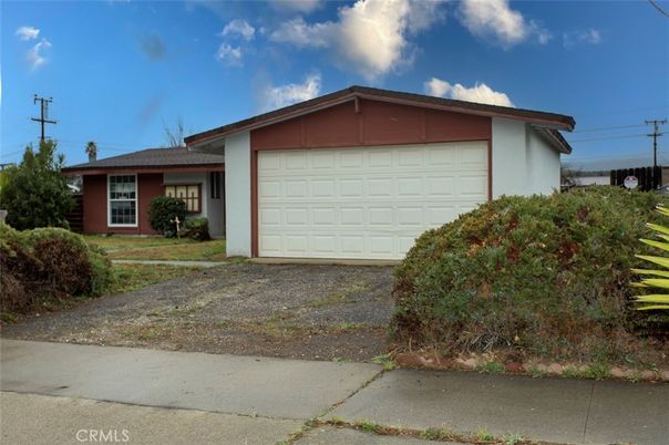 Attached, Exterior, Facade, Ranch