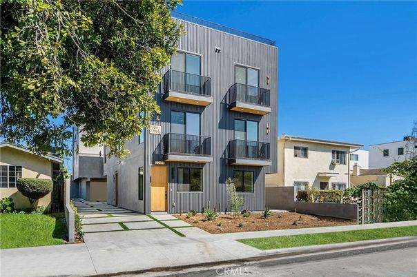 Exterior, Facade, Modern