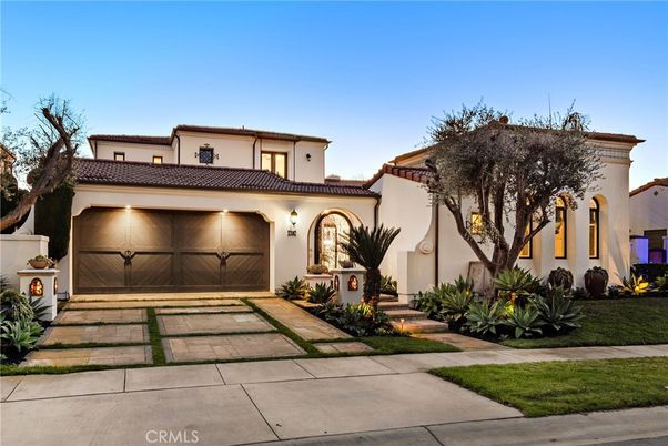 Attached, Exterior, Facade, Mediterranean