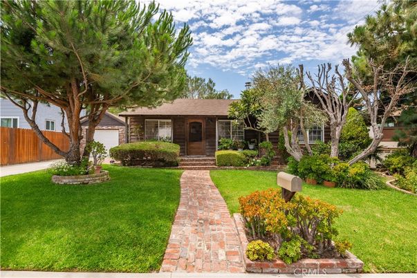 Backyard, Exterior, Facade, Brick Facade, Ranch