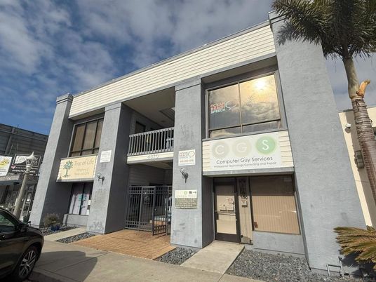 Exterior, Facade, Modern