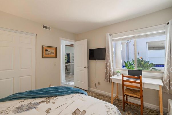 Home Office, Interior