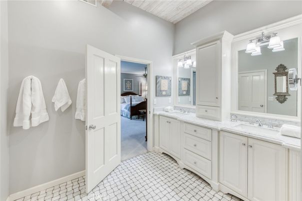 Bathroom, Dual Sink Vanities, Interior