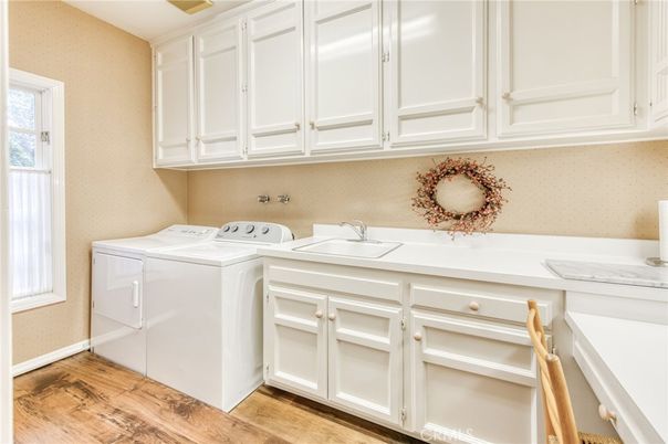 Interior, Washer, Wood Texture Flooring