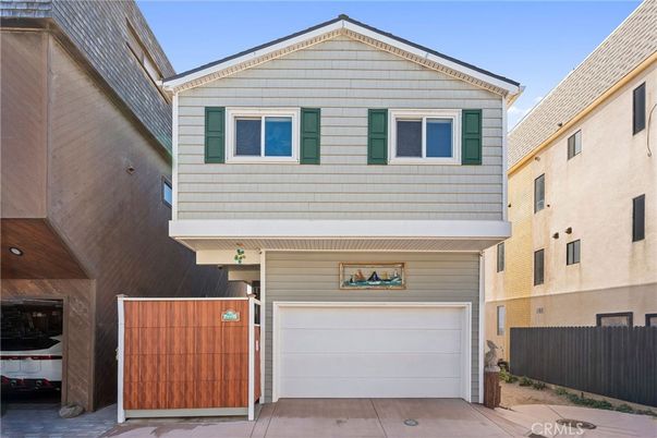 Attached, Exterior, Facade, Rowhouse