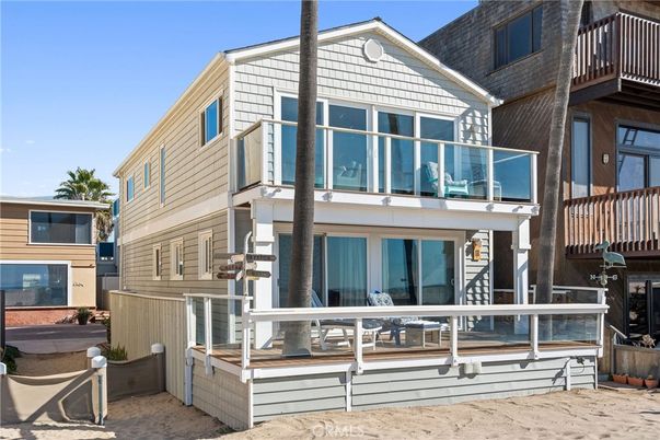 Exterior, Facade, Rowhouse