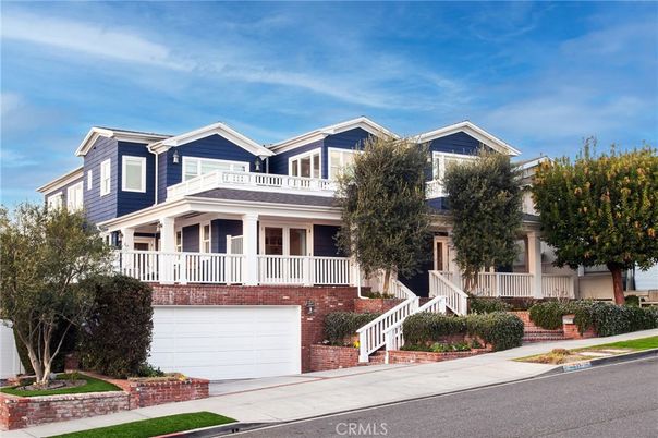 Attached, Exterior, Facade, Queen Anne Victorian