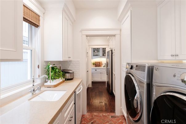 Interior, Washer, Wood Texture Flooring