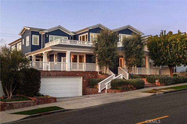 Attached, Exterior, Facade, Queen Anne Victorian