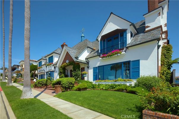 Backyard, Exterior, Facade, Queen Anne Victorian