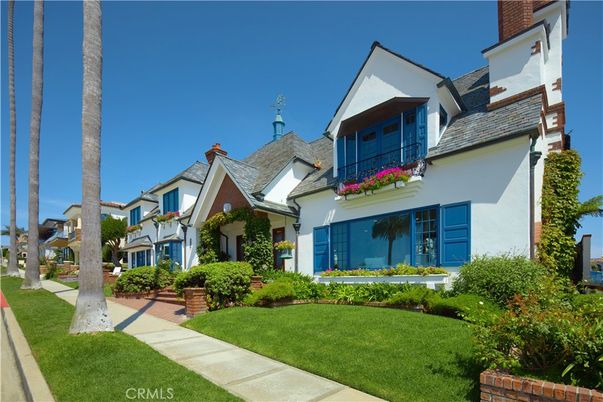 Backyard, Exterior, Facade, Queen Anne Victorian