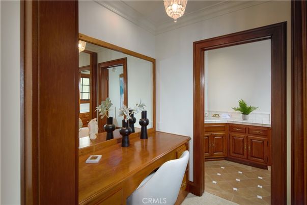 Home Office, Interior