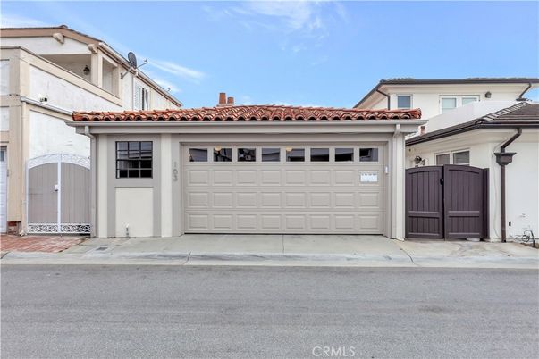 Attached, Exterior, Facade, Mediterranean
