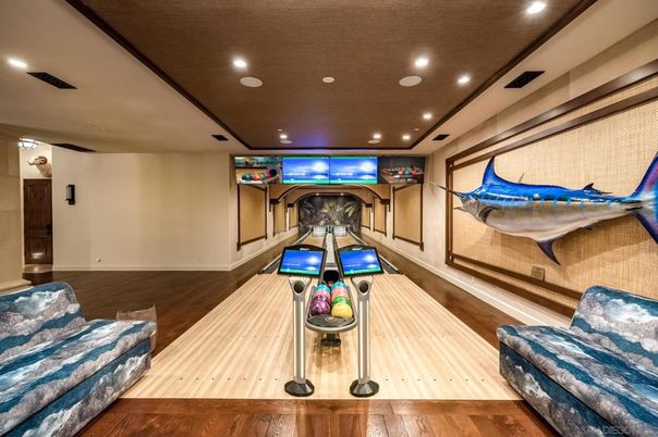 Interior, Projection Screen, Recessed Lighting, Wood Texture Flooring