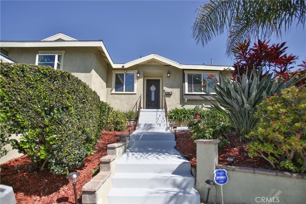 Exterior, Facade, Ranch