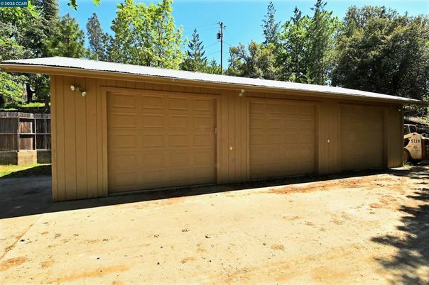 Detached Garage, Exterior