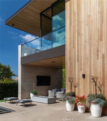 Exterior, Facade, Modern