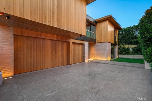 Attached, Exterior, Facade, None